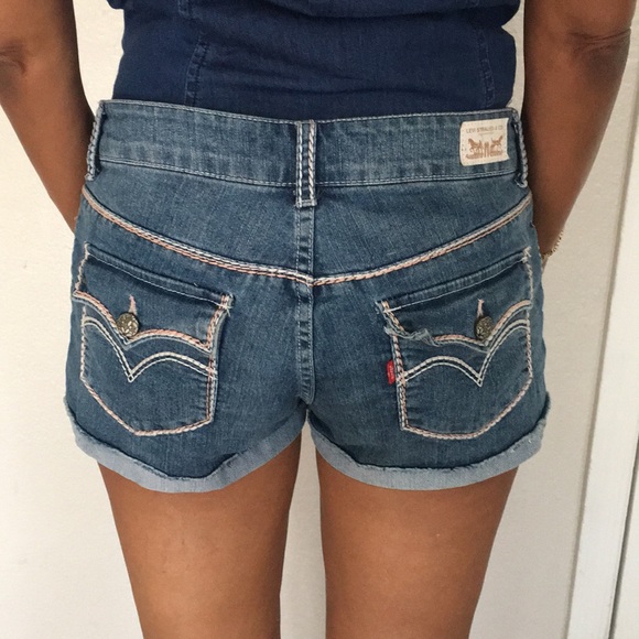 🔥Levi’s Short Shorts Blue Denim Jean cuffed 2 pockets on front 2 on back size 7 - Picture 1 of 6